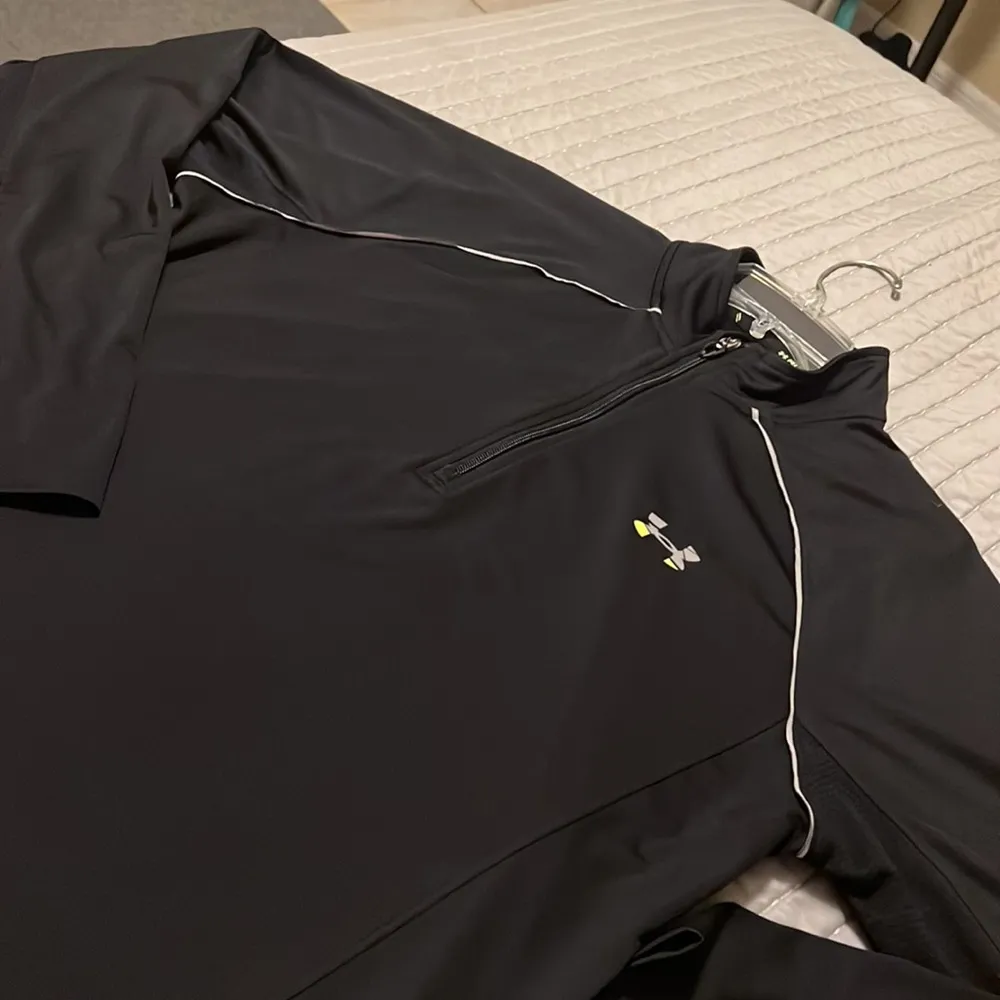 Ladies Sz large Under Armour long sleeve shirt - Image 3