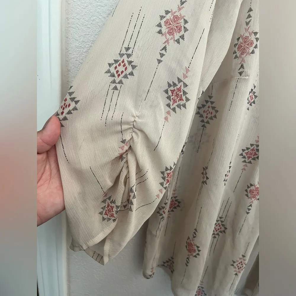 Torrid  Sheer Aztec Tunic Top Size 1X Cream 3/4 Sleeve V Neck Pleated - Image 4