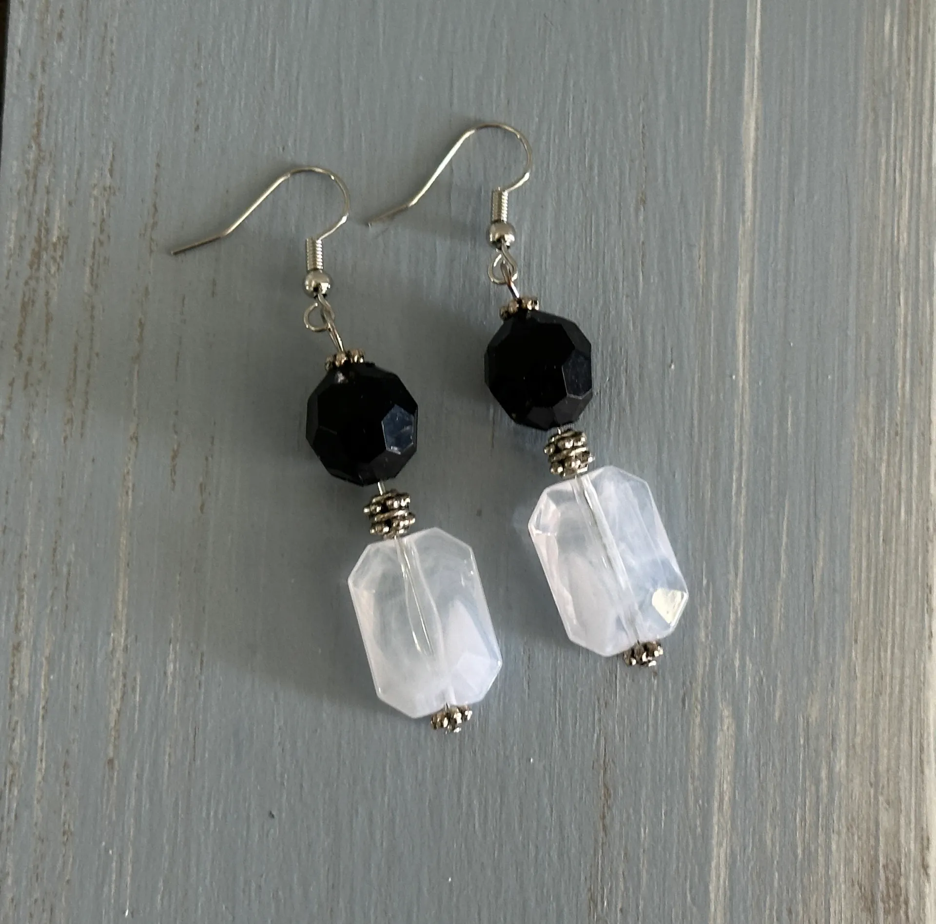 NWT Gorgeous Dangle Pierced Earrings White & Black Faceted & Silver Tone Beads - Image 5