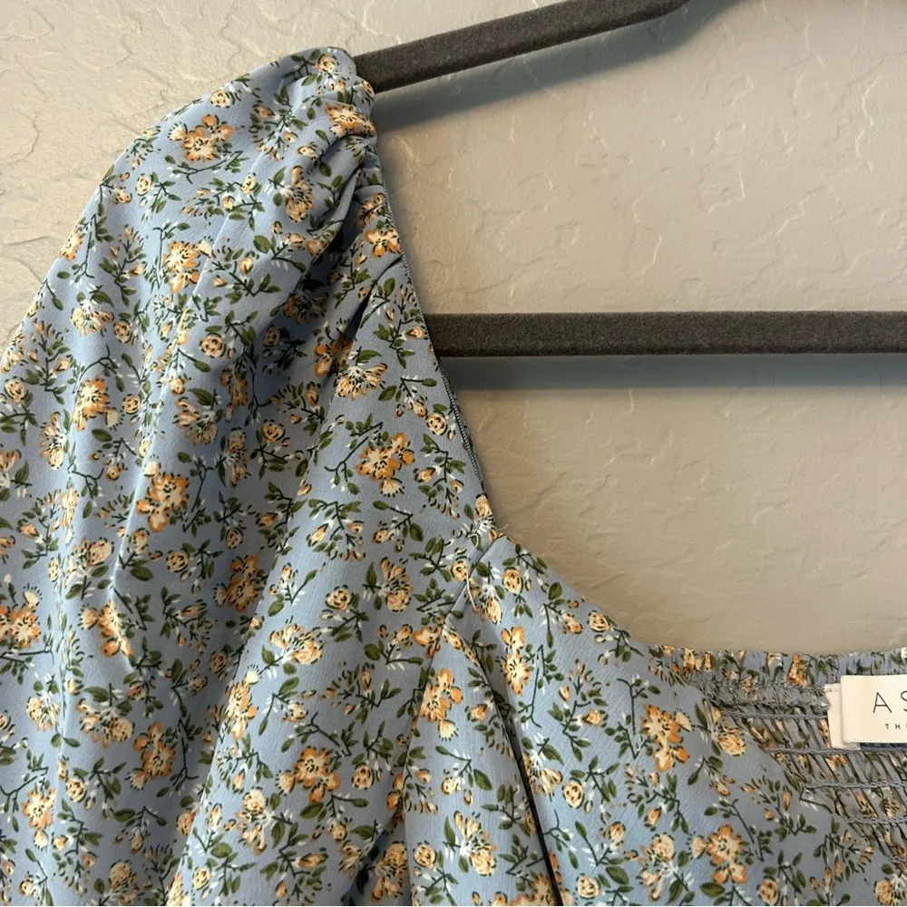 ASTR The Label blue peach floral ditsy floral smocked ruched top medium - Image 9