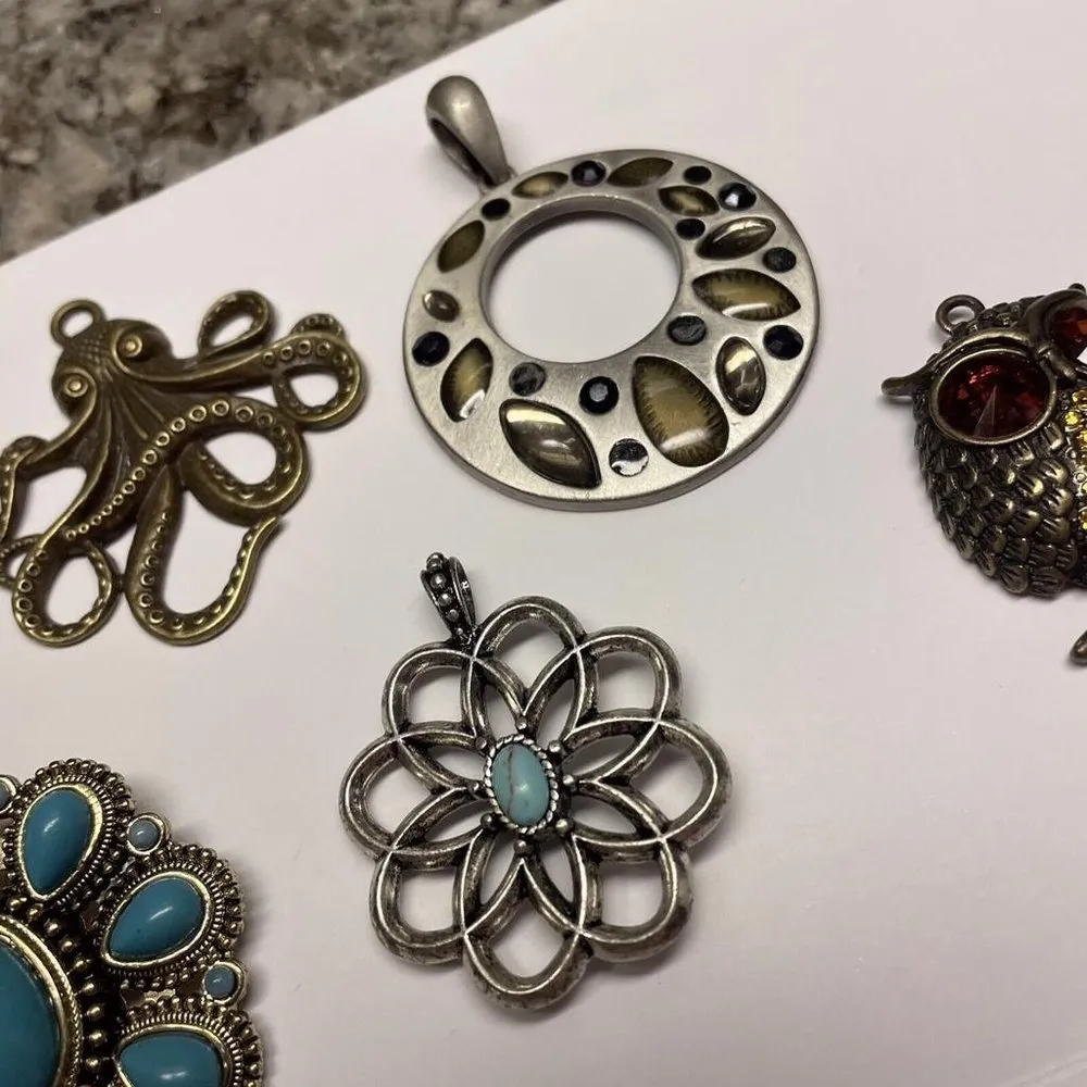 Lot Of 5 Pretty Costume Pendants / Charms - Image 2
