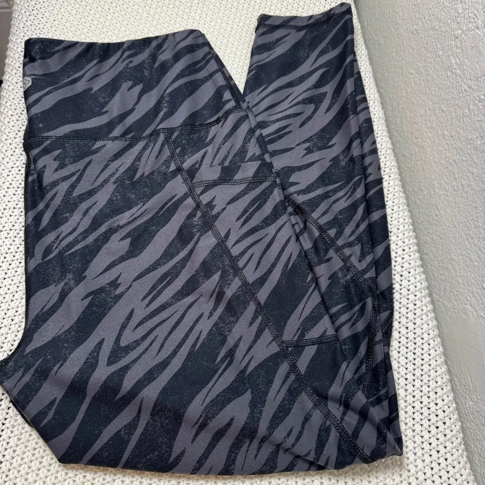 Scorpio Sol Gray and Black Patterned Leggings XL - Image 2