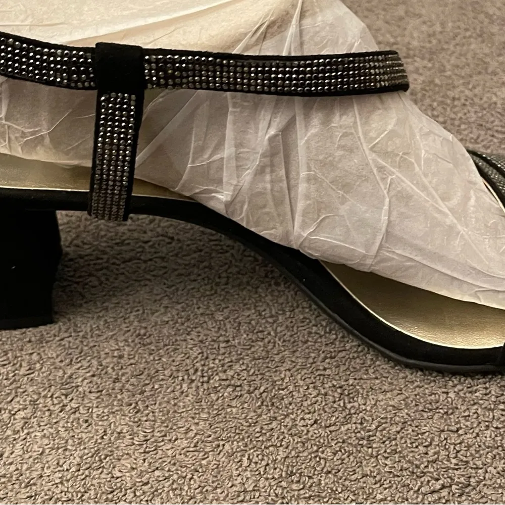 🍁Naturalizer Women Vanessa Rhinestone Embellished
Strappy Heeled Sandal - Image 8