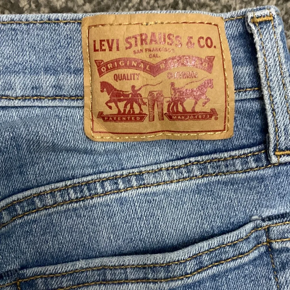 Levi's  Wedgie Skinny Raw Hem Distressed Jeans - Image 9