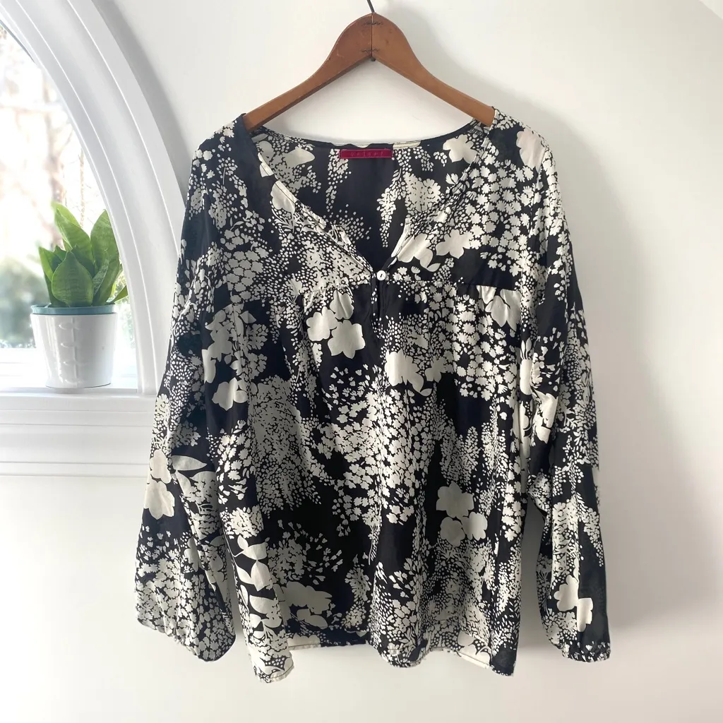 Velvet By Graham and Spencer Womens Printed 100% Silk Top S Black White Floral - Image 2