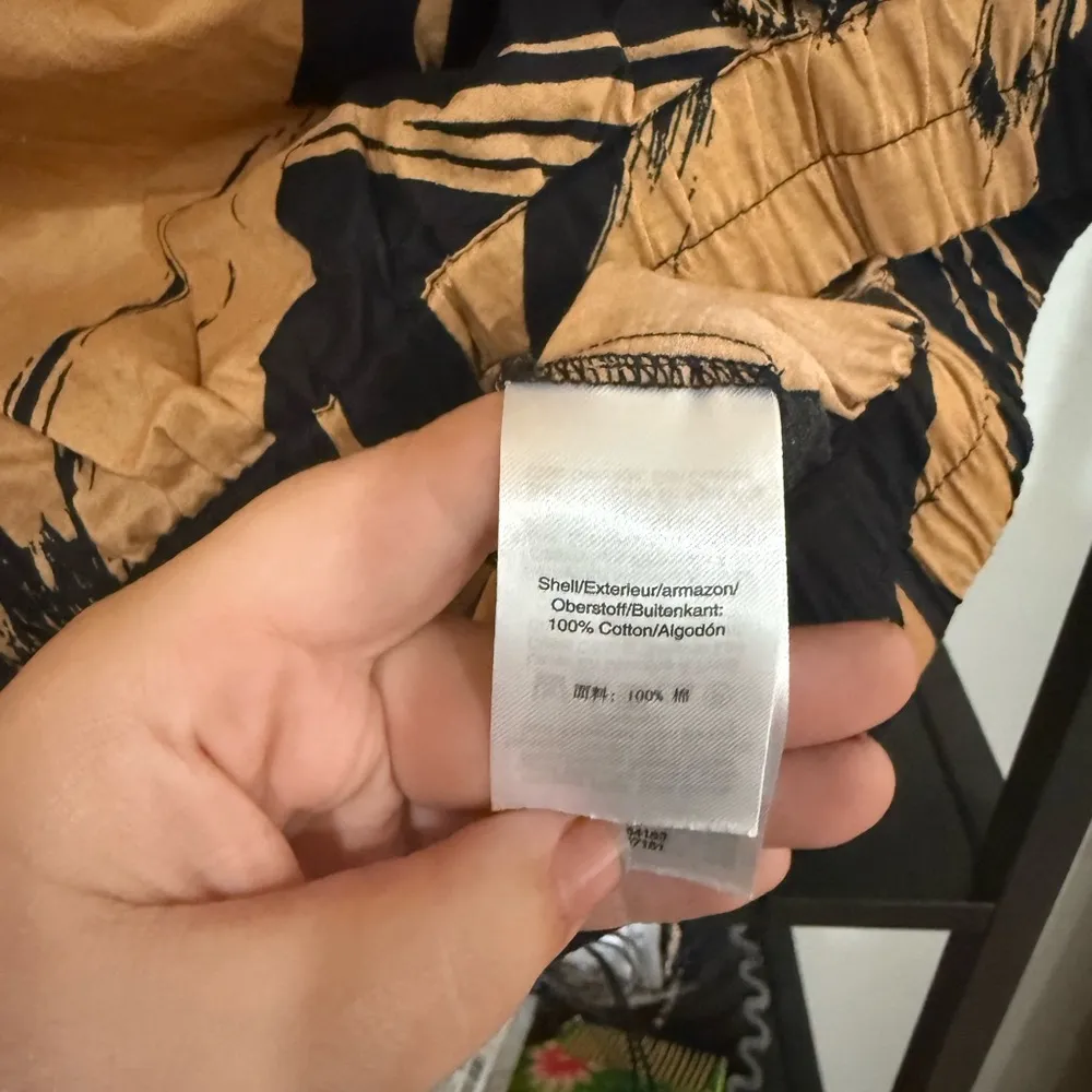 DKNY Abstract Shark Tawney Top size xs - Image 6