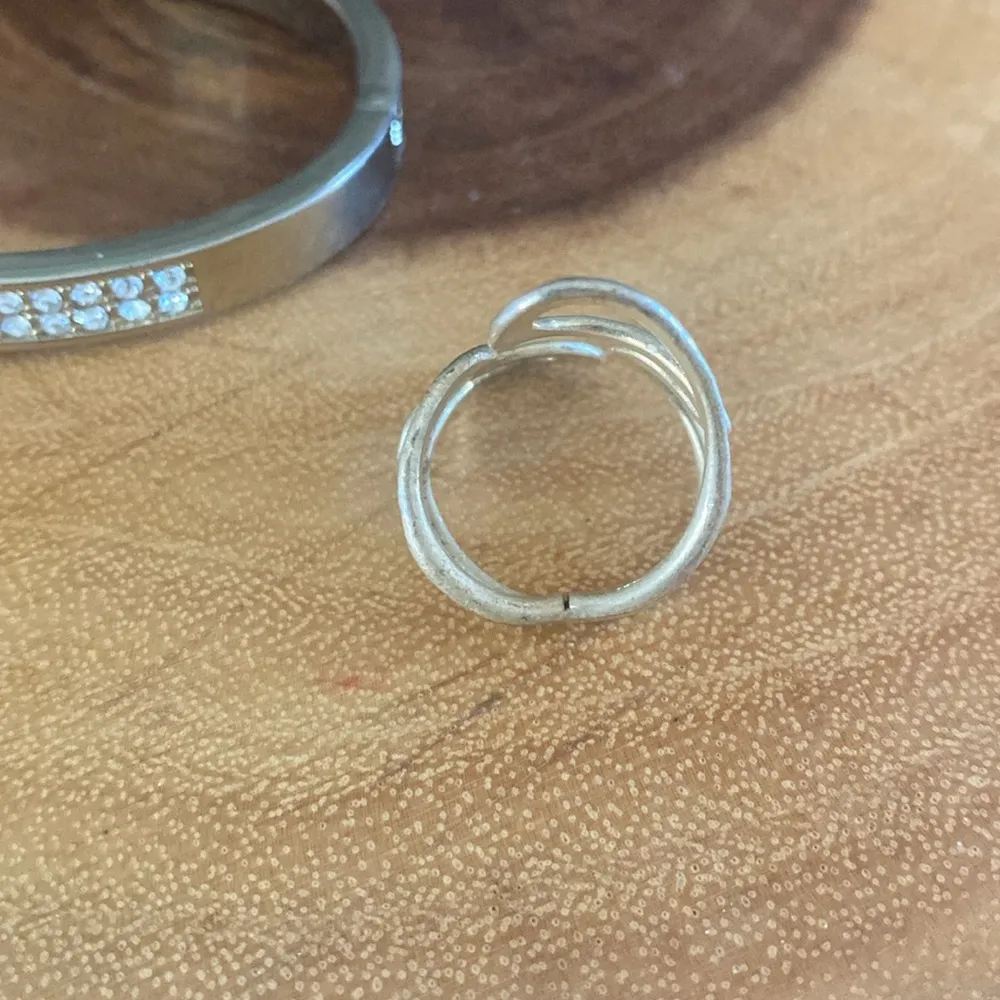 VINTAGE SERPENTINE HAMMERED ADJUSTABLE RING with unbranded bracelet bundle - Image 4