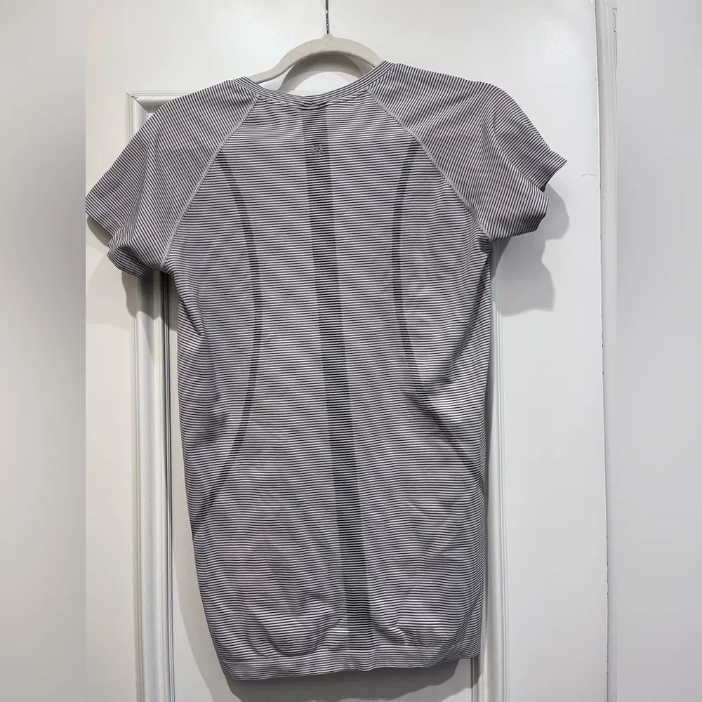 Lululemon  Swiftly Tech Short Sleeve 2.0
Tempo Stripe White / Black
Size 10 - Image 7