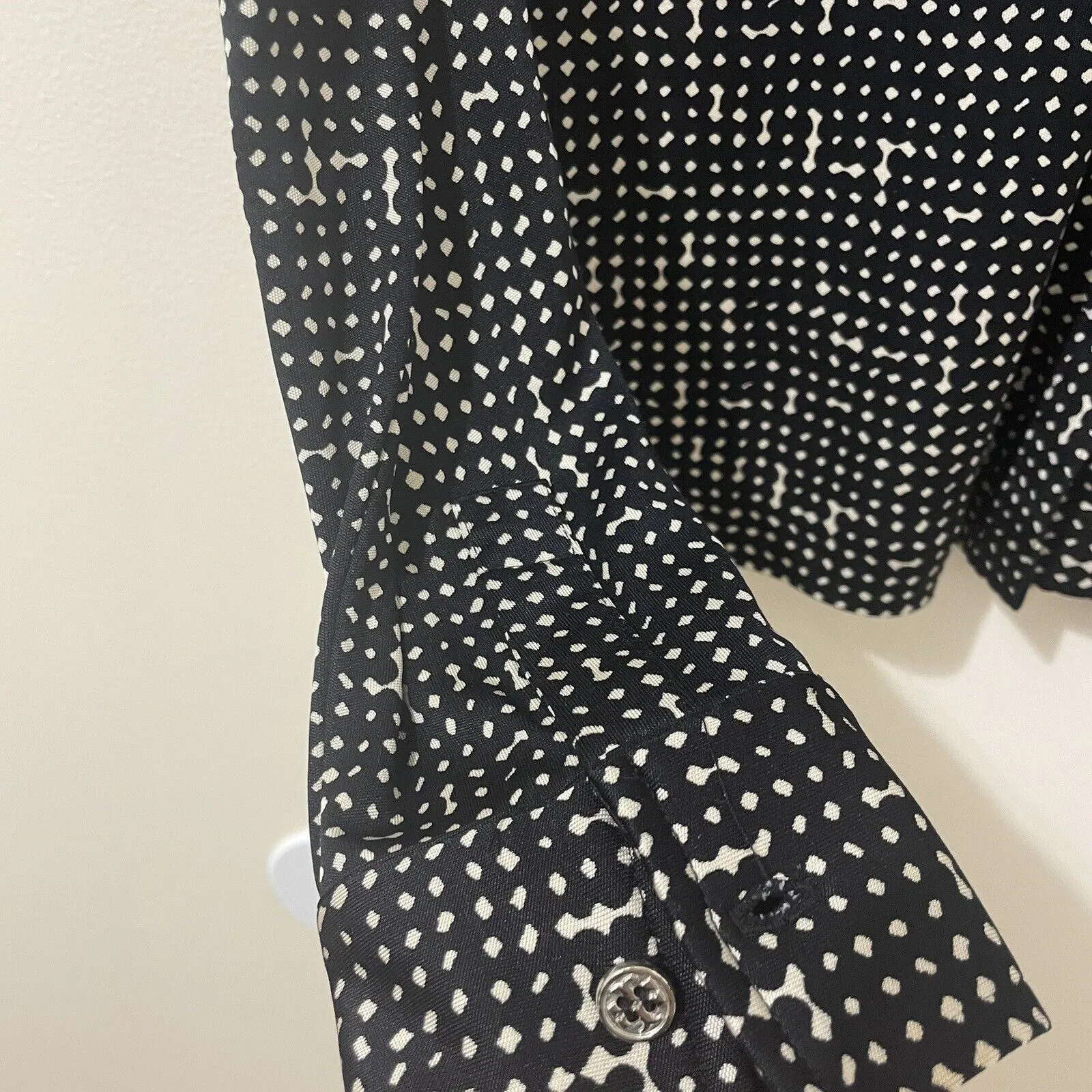 Tory Burch 100%‎ Silk Chic Classy Long Sleeved Button Down Blouse Size Small - Image 5