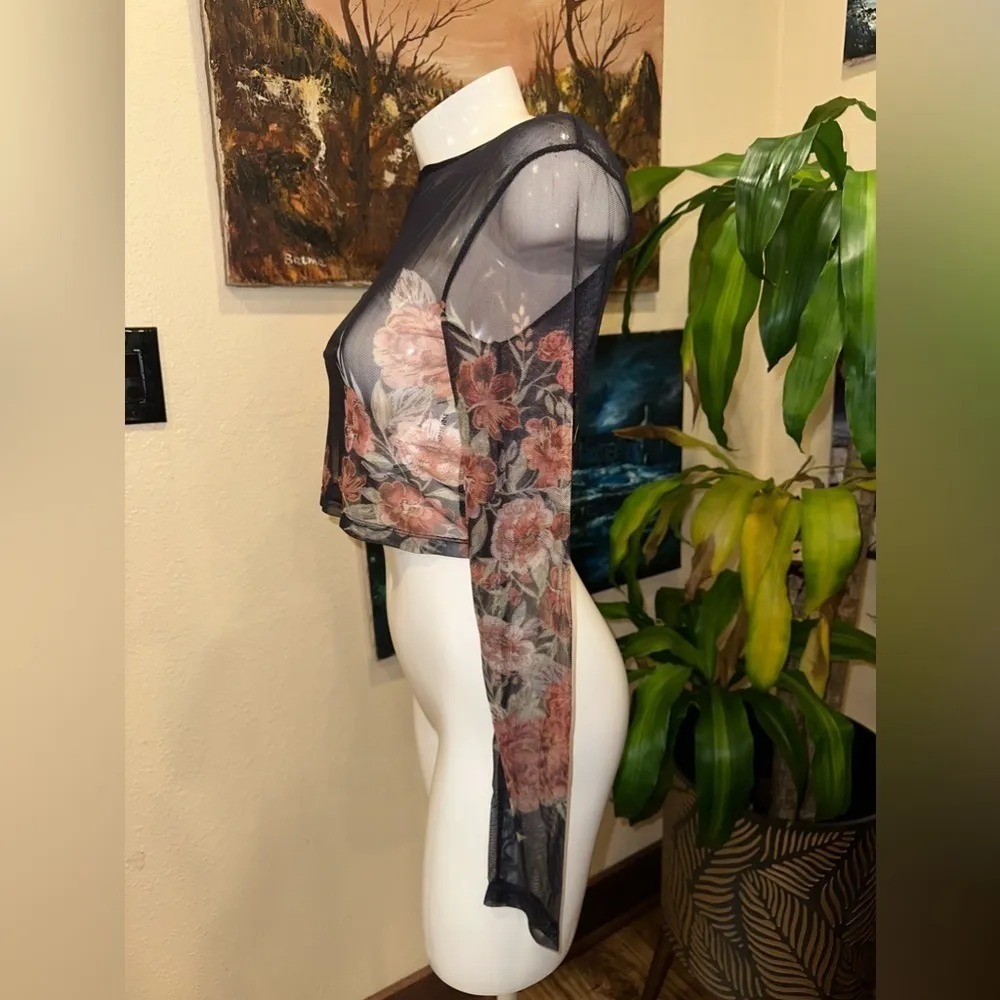 NWT Minkpink Wallflower Mesh Crop Top BLACK AND PEACH FLOWERS SZ M - Image 4