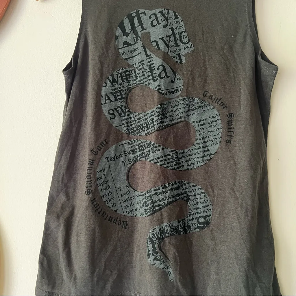 Taylor Swift Authentic Reputation Tour Merch Snake Top with Tour Dates‎ - Image 5