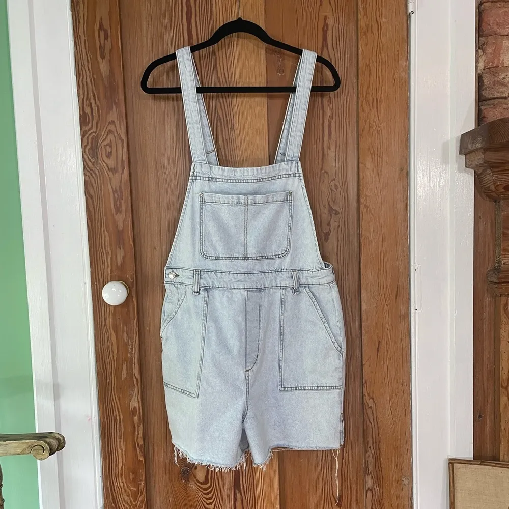 WeWoreWhat Light Wash Denim Slit Hem Raw Edge Overalls Shorts - Size Large - Image 3