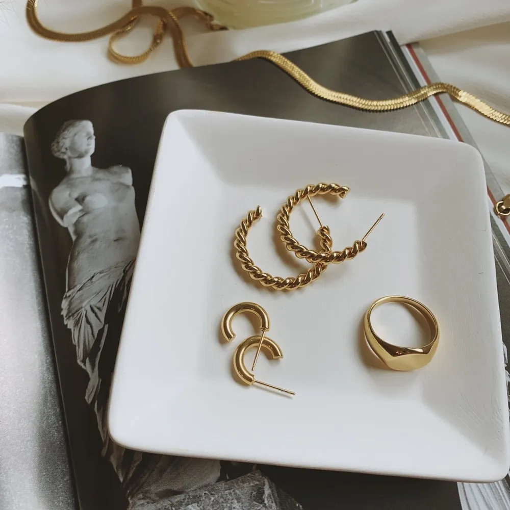 18k Gold Vintage Twist Hoop Earrings - Image 3