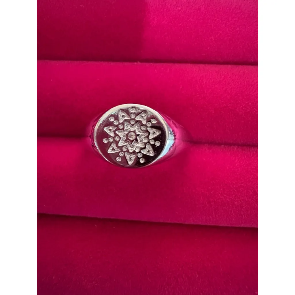 NEW Unisex White Gold Plated S925 Diamond Melee Star Signet Ring,‎ Adjustable - Image 3