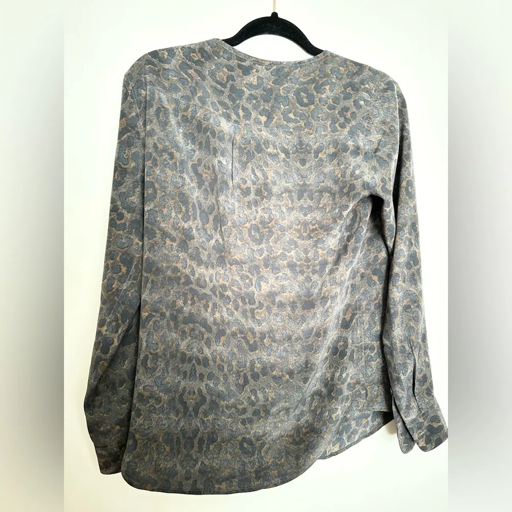 Equipment Femme blouse size XS/TP silk cheetah animal print boho modest office - Image 2