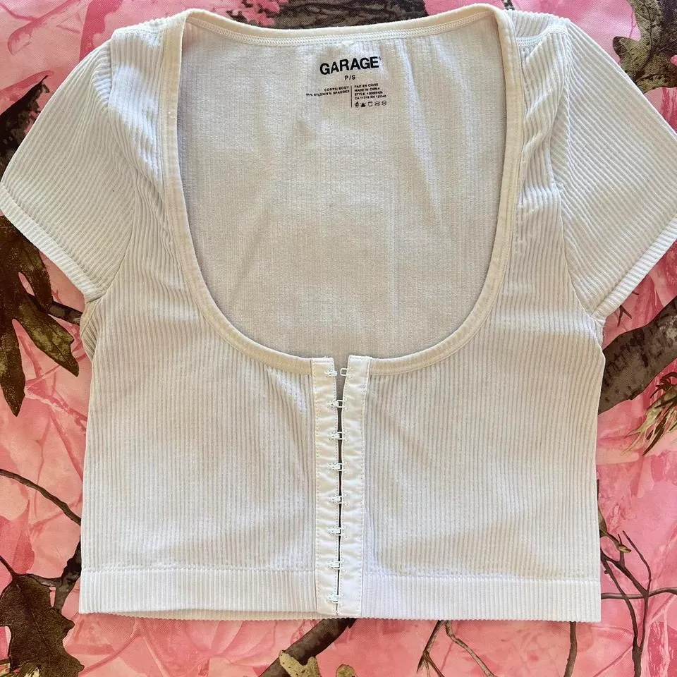 white ribbed scoop neck short sleeve crop top - Image 3