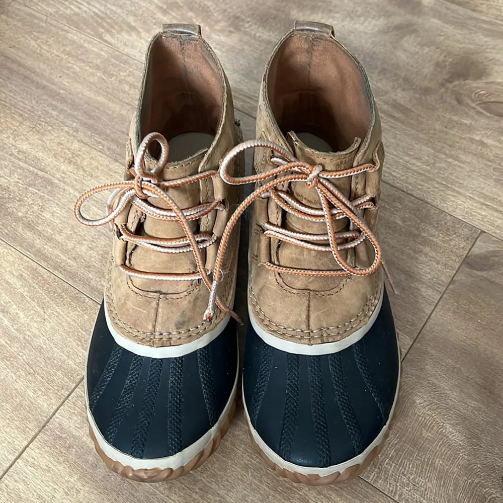 Sorel Out N About Waterproof Black Tan Lace Up Leather Ankle Rain Boots Size 6.5 - Image 3