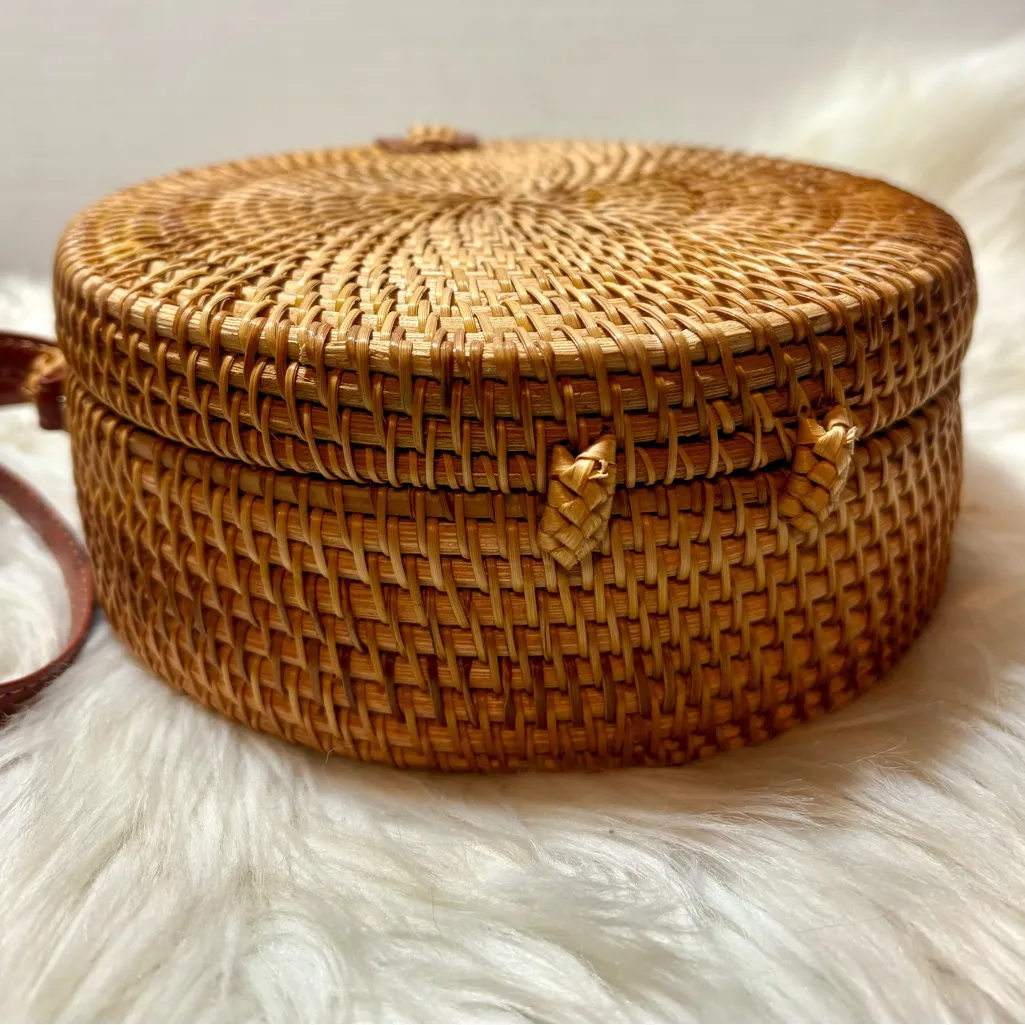 Beautiful Round Tan Rattan Crossbody Bag - Image 8