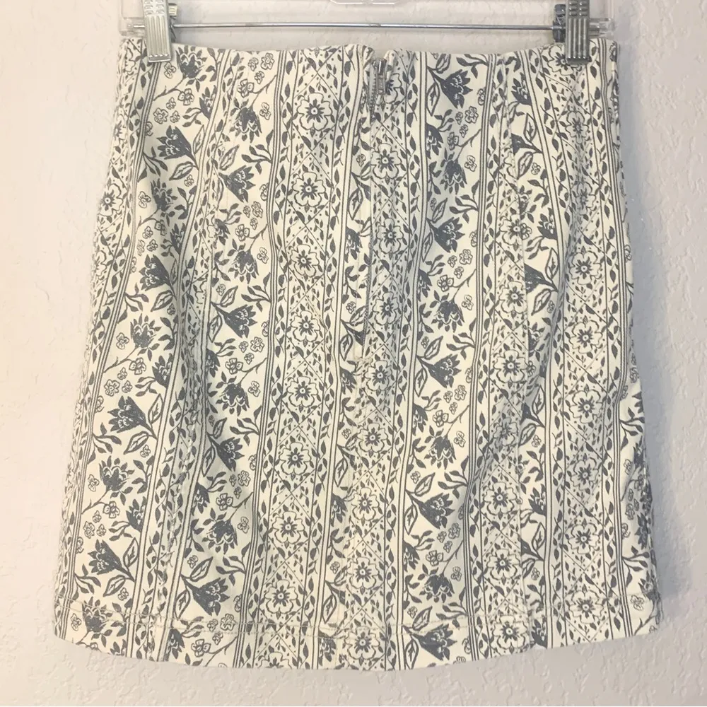 Free People Cream Floral Printed Denim Mini Skirt Size 10 - Image 4