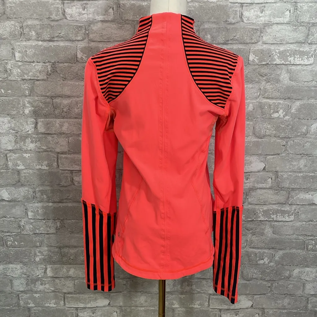 Lululemon Forme Jacket
Light Flare / Classic Stripe Light Flare Inkwell /Inkwell - Image 8