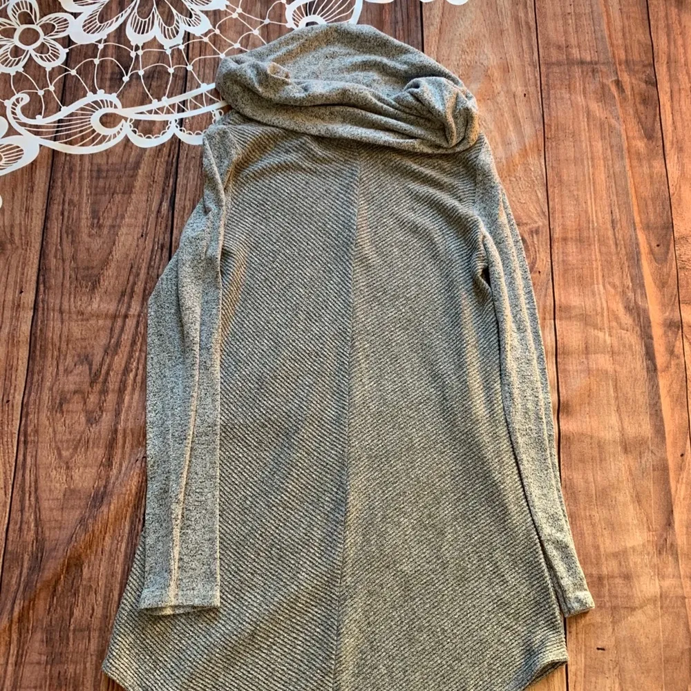3/$22🌞 IZ Byer Gray Turtleneck Sweater - Image 3