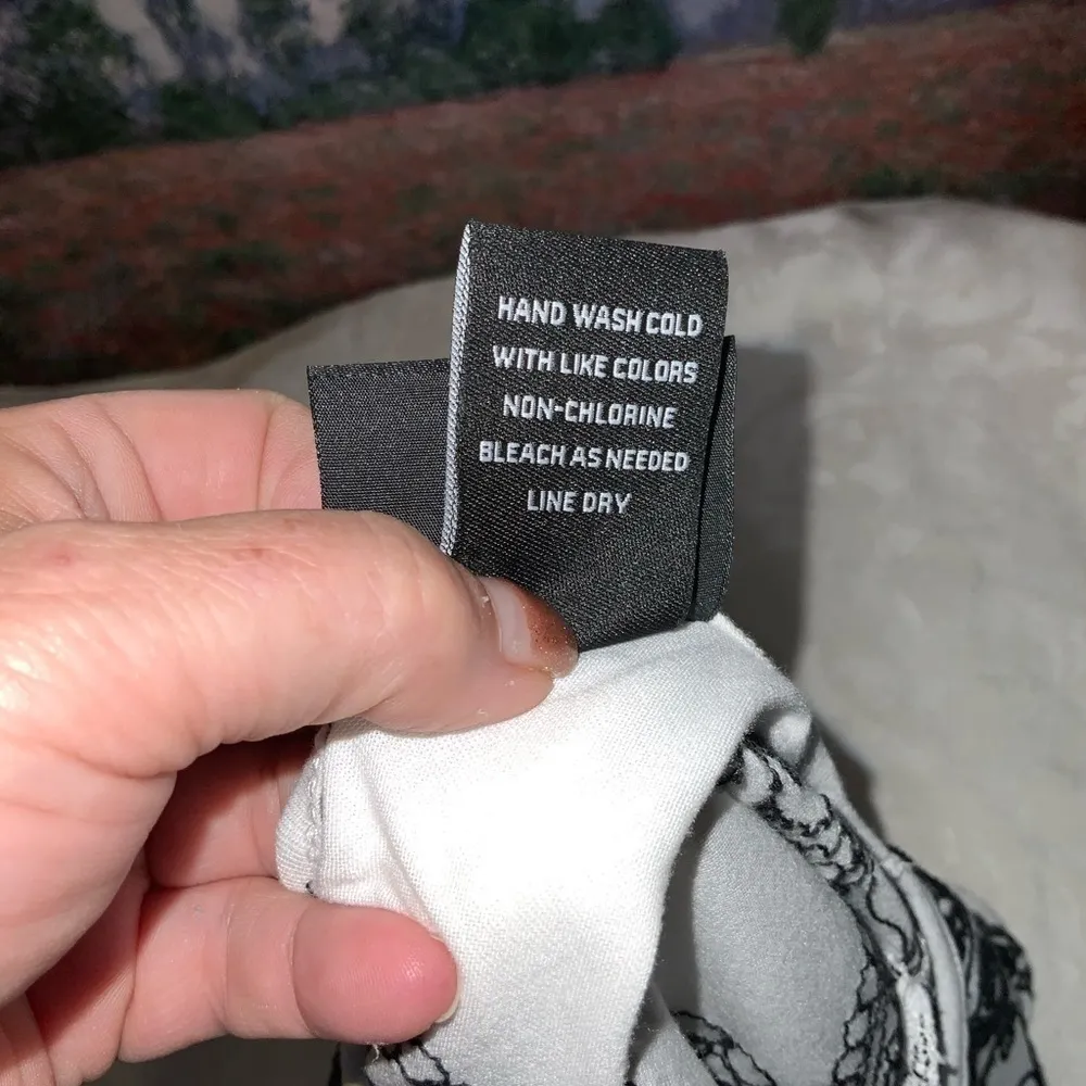 🌸3/$15🌸 Liv Los Angeles Black & White Embroidered Paisley Stretchy Top L Size L - Image 6