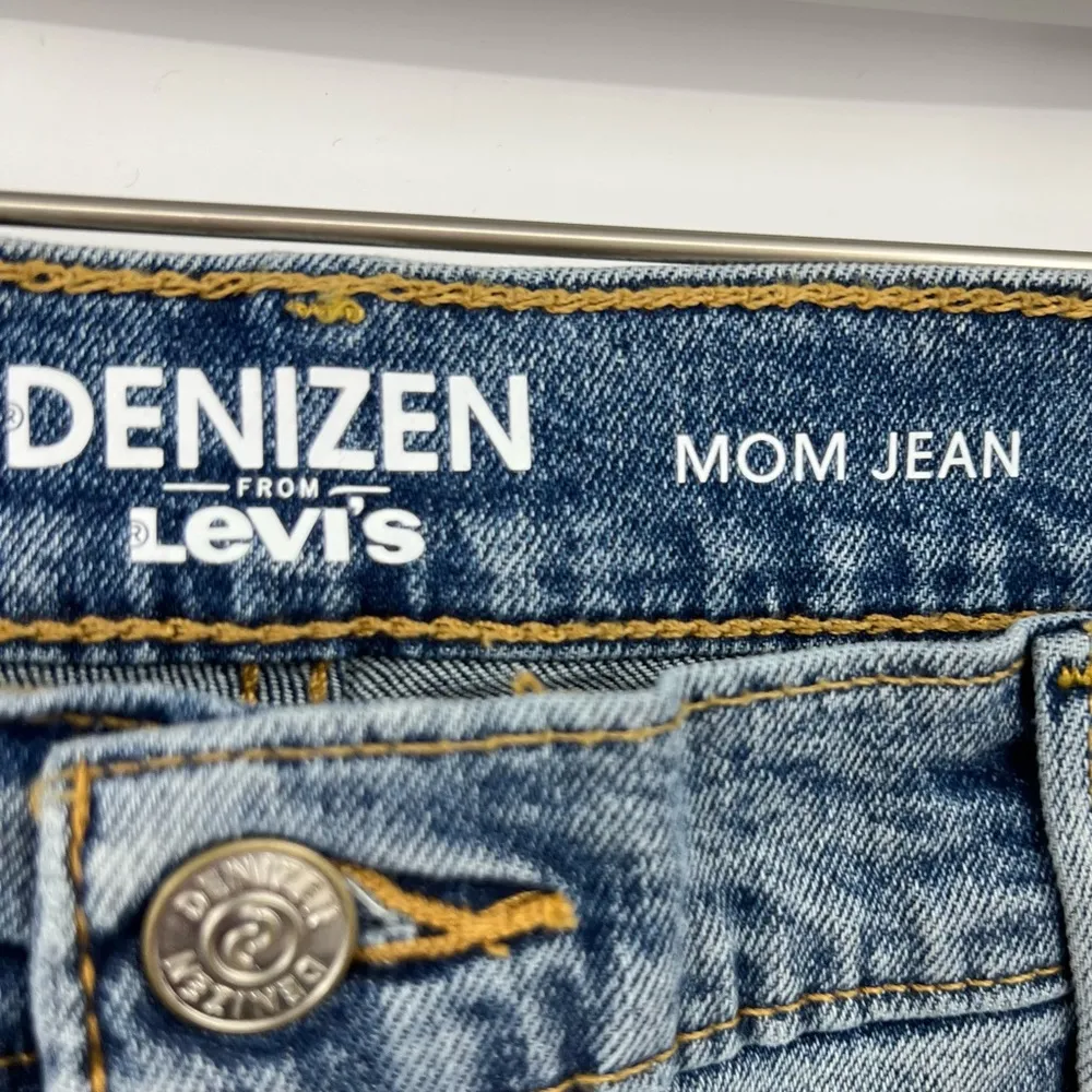 Levi’s High Rise Mom Jeans Distressed Size Junior 15 NEW - Image 5
