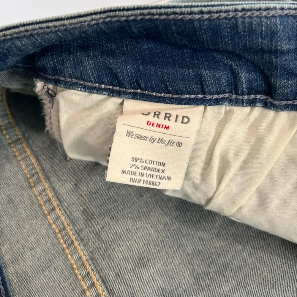 Torrid Light Wash 10 Inch Boyfriend Destructed Denim Jean Bermuda Shorts Size 22 - Image 11