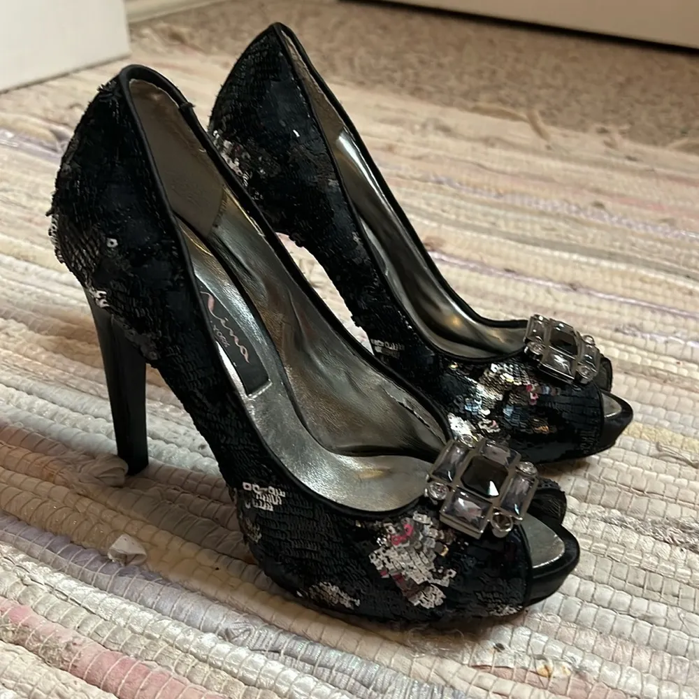 Nina New York Sequin Black Platform Heels. Size 6 - Image 2