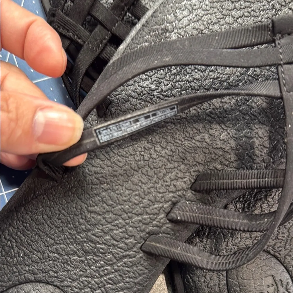 Sanuk Black Sandals Minimalist Style - Image 5