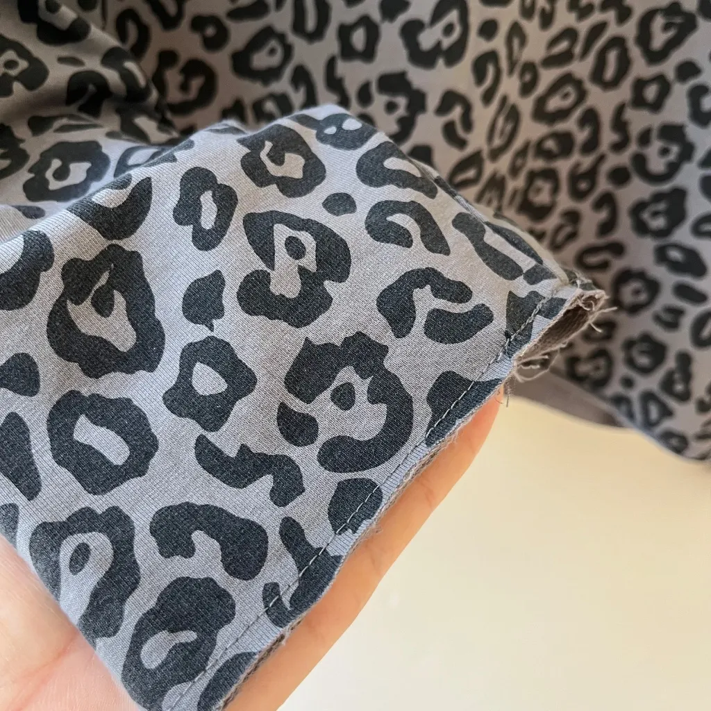 Sundays Sz M Grey Cropped Pullover Sweatshirt Hoodie Animal Print - Image 6