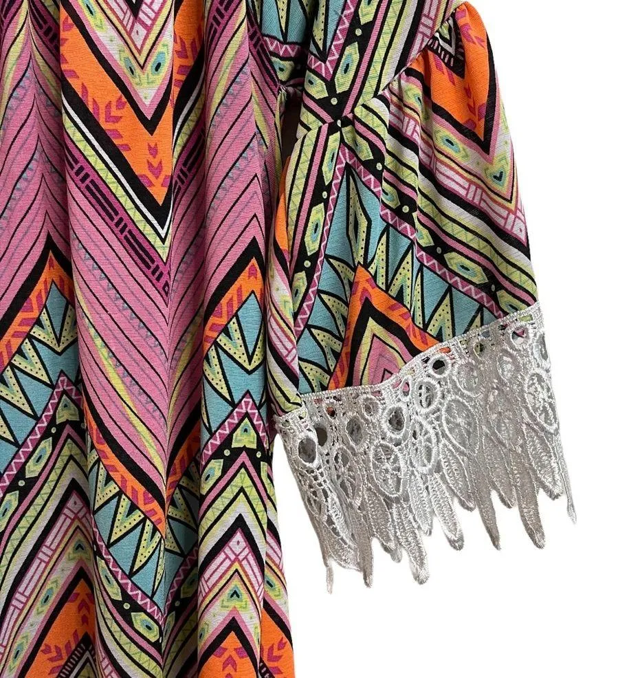 WinWin Geometric Lace Half Sleeve Tunic - Image 3