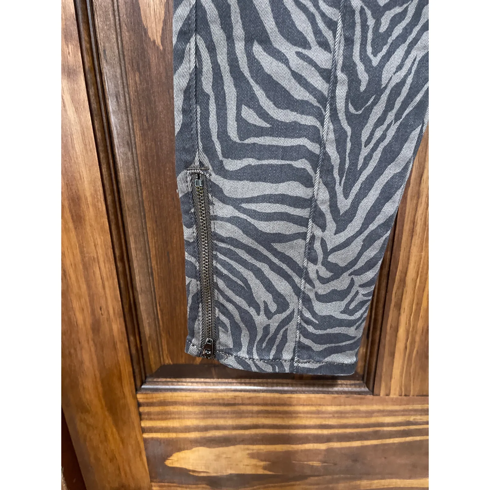 White House Black Market mid rise, skinny crop animal print size 6 - Image 3