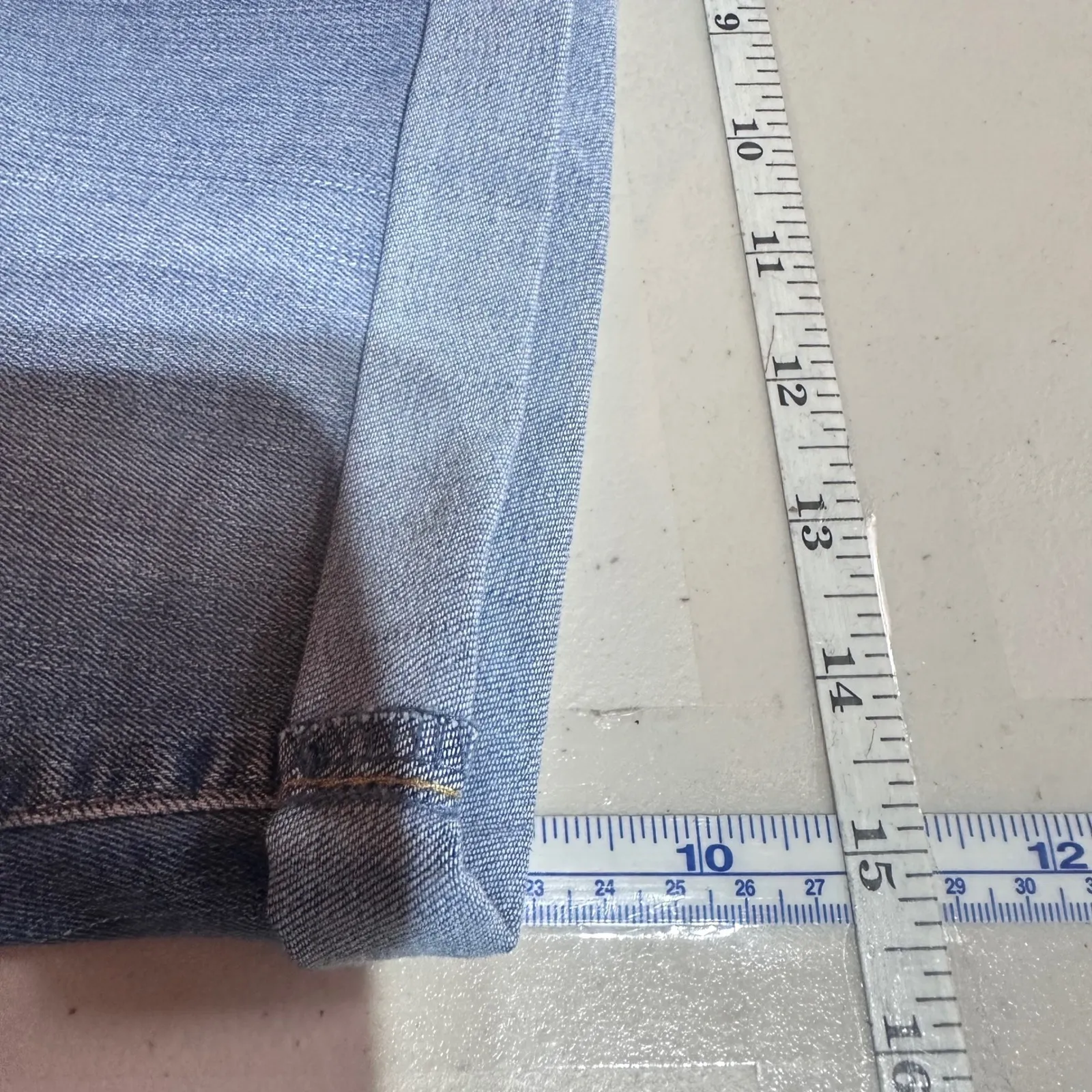 Levi's‎ Mid Rise Bermuda Shorts Women's Size 2W26 Slim Fit 9" inseam - Image 8