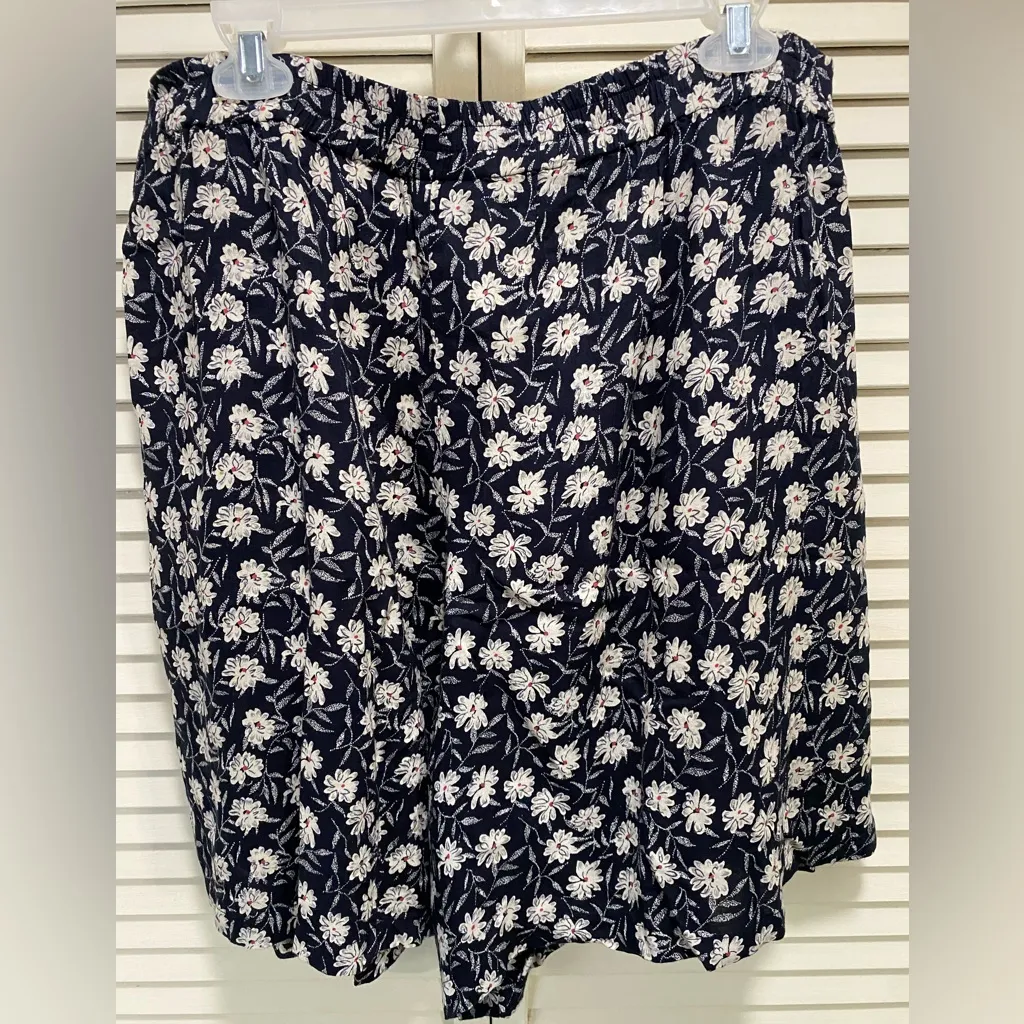 Tres Paquette Navy/White Floral Flowy Shorts Pleated‎ Pockets Elastic Size M Blue Size M - Image 3