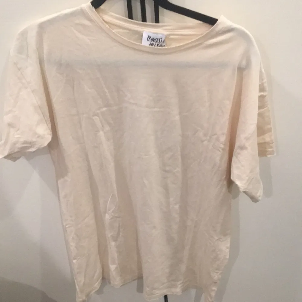 NWT Princess Polly creamy beige destroyed tee us 4 - Image 2