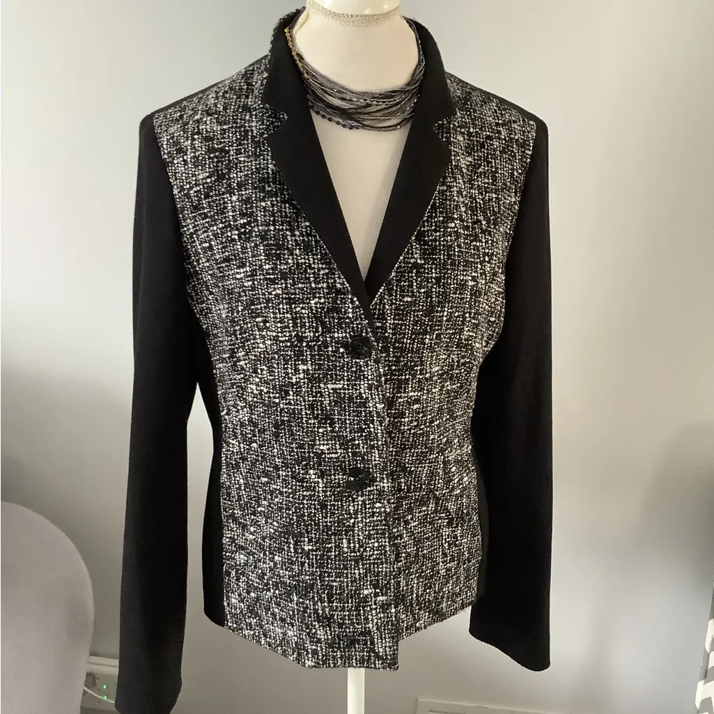 NICE  COMFY blazer 🤍🖤🤍🖤🤍 - Image 5