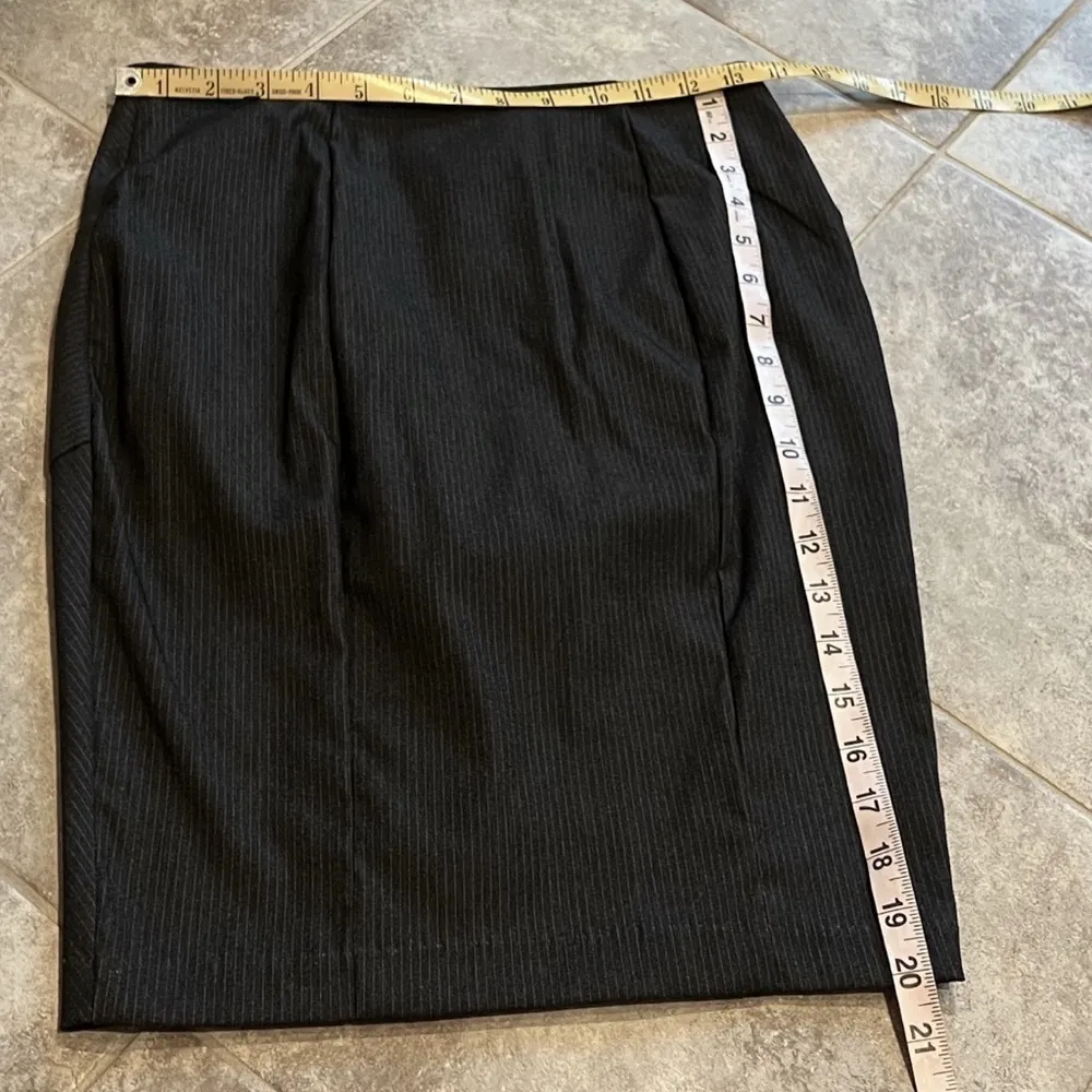 🆕 BCX short high rise bodycon pencil skirt pull on waist gray pinstripe … - Image 2