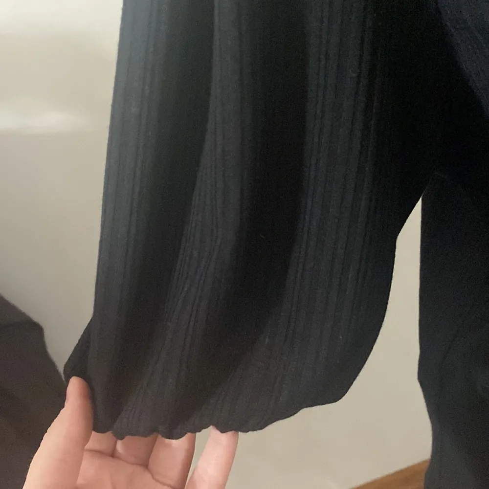 W5 textured ribbed open back cutout puff sleeve blouse size XL - Image 8