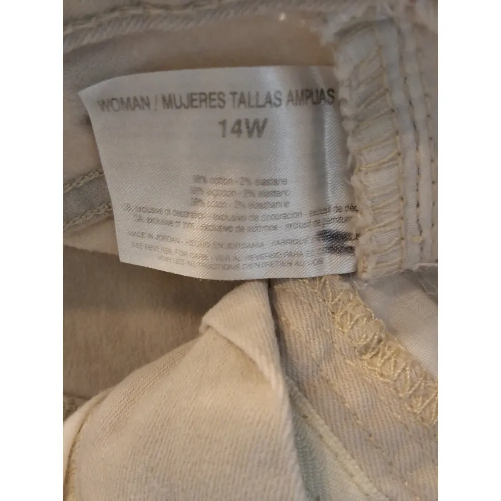 Code Bleu Chelsea Size 14W Crop Embroidered Design And Slit End Jean Shorts Tan - Image 7