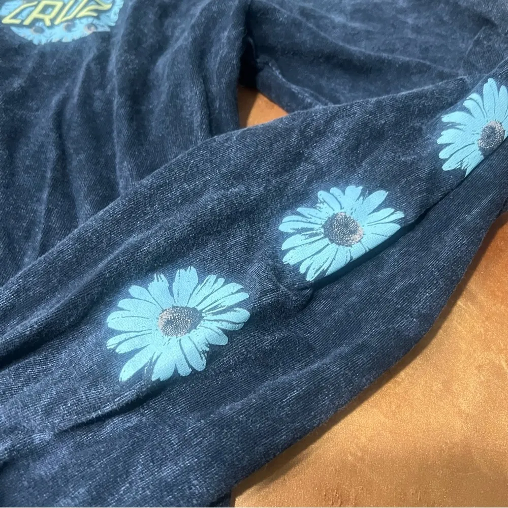 Santa Cruz Skateboards Daisy tee Black fade Blue Long Sleeve Tee 9ps Y2K Size M - Image 3