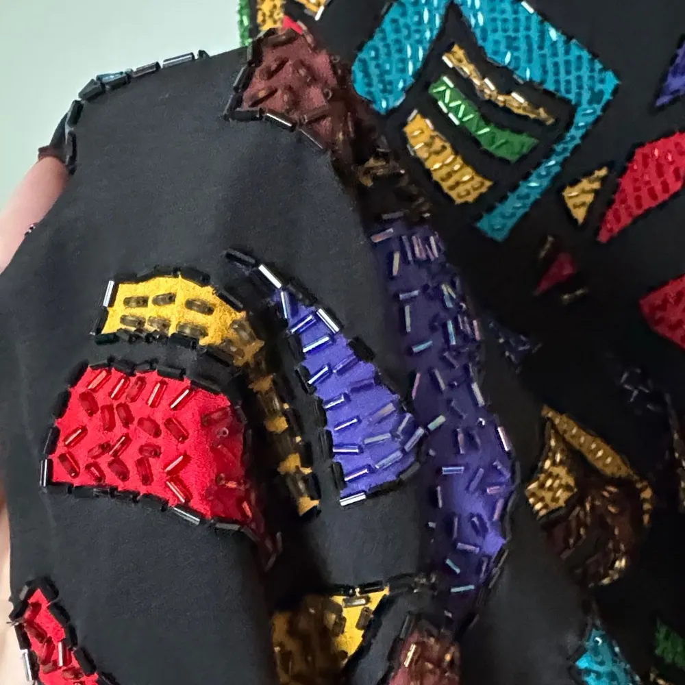 Vintage gorgeous Oleg Cassini Black and Purple Silk Dress with hand beading - Image 5