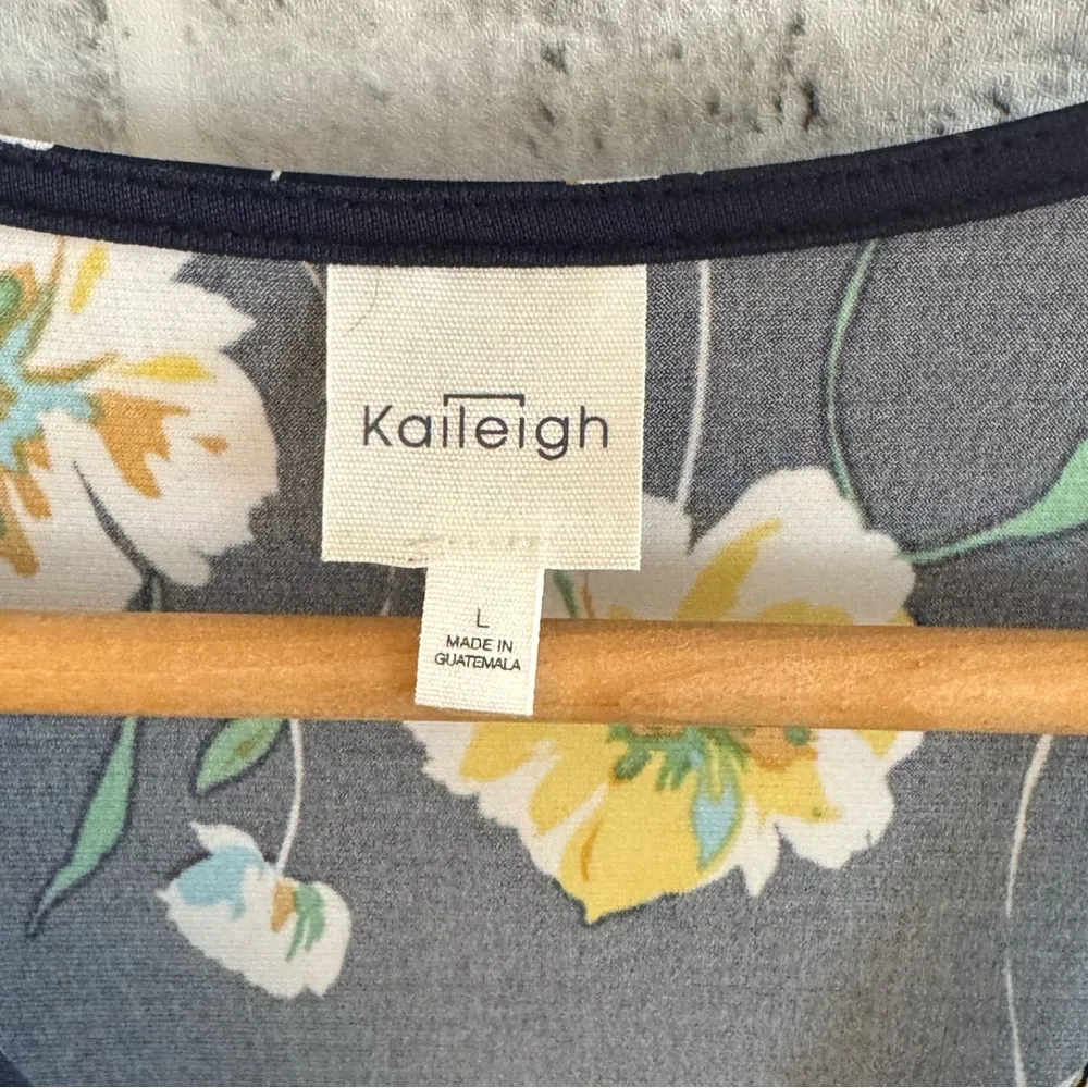 Women’s Kaileigh navy blue floral sleeveless deep v-neck dress size Large - Image 3