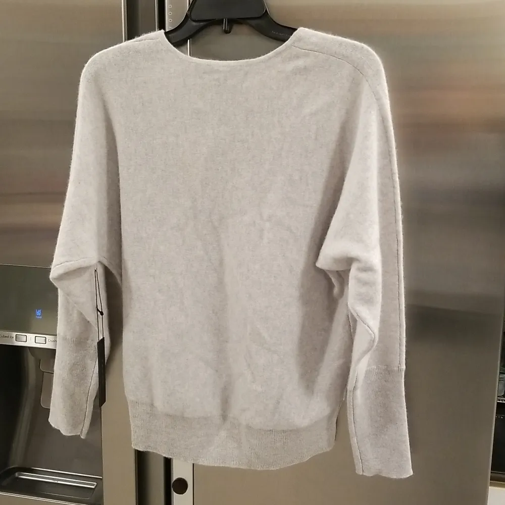 💕TAHARI💕 100% 2 Ply Cashmere V-neck Sweater Light Grey Medium M NWT - Image 2
