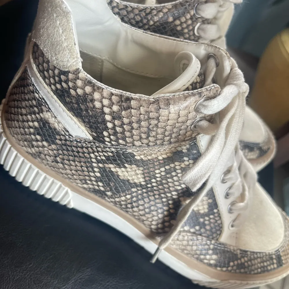 Dolce Vita Snake Sneakers size 8 - Image 4