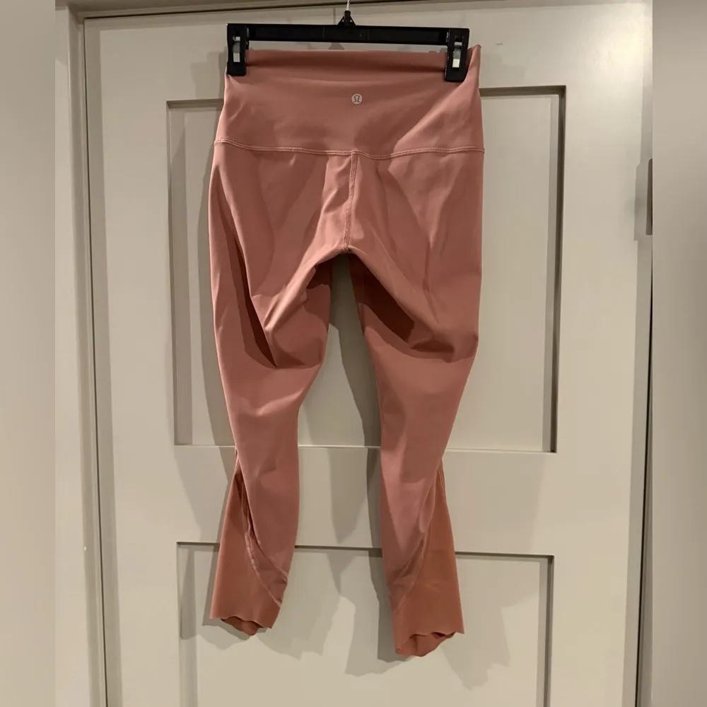 Wunder Under Scalloped Hem High-Rise Crop 23"! Size 6! Worn once! 
Luxtreme - Image 2