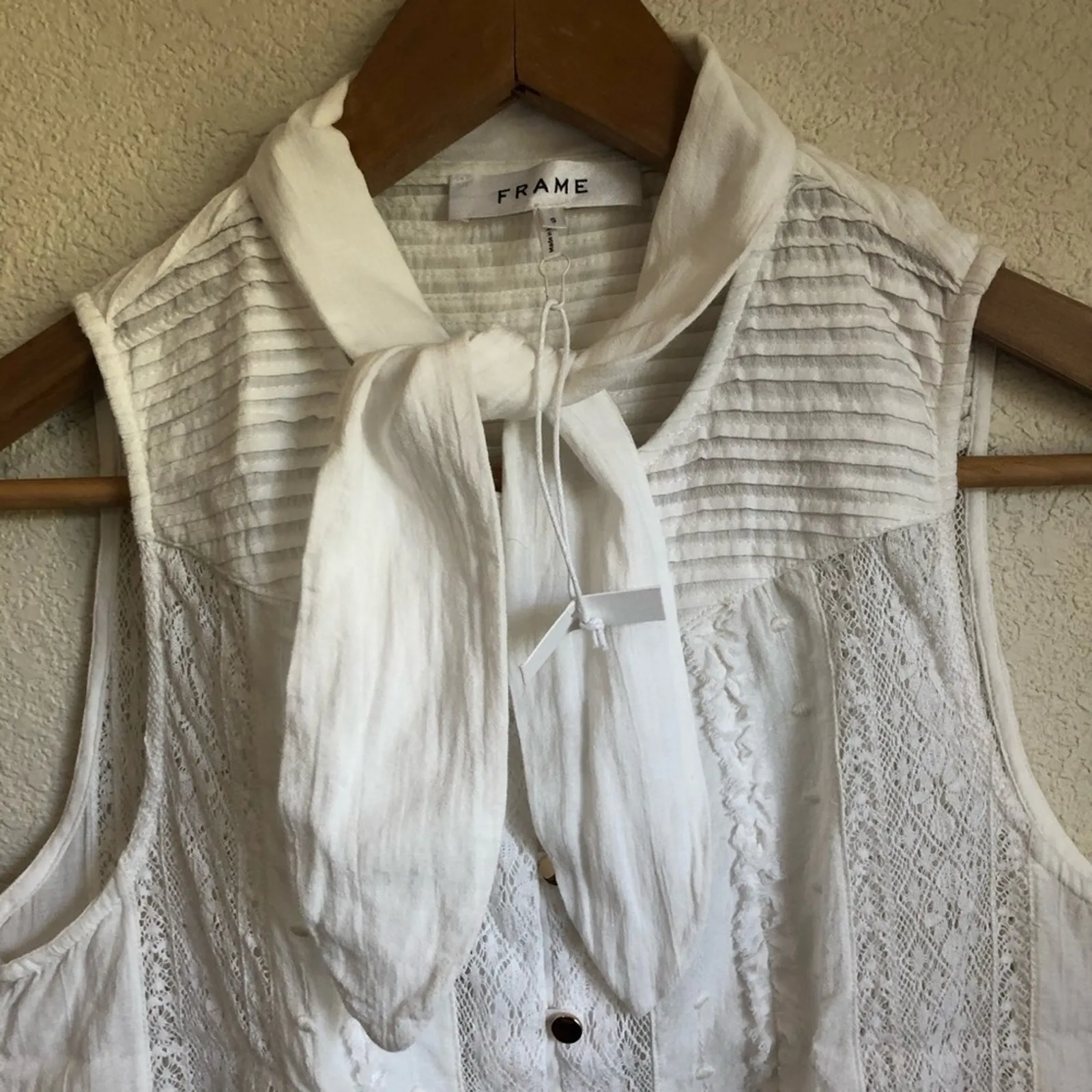 NEW FRAME white lace button sleeveless blouse - Image 3