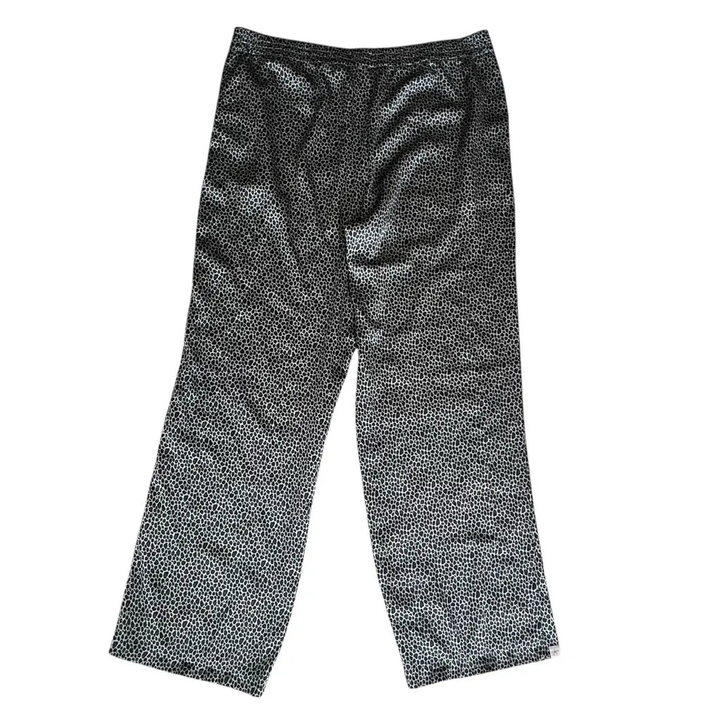 Barefoot Dreams Women's Washed Satin Pajama Pants Gray Animal Leopard Print M - Image 5