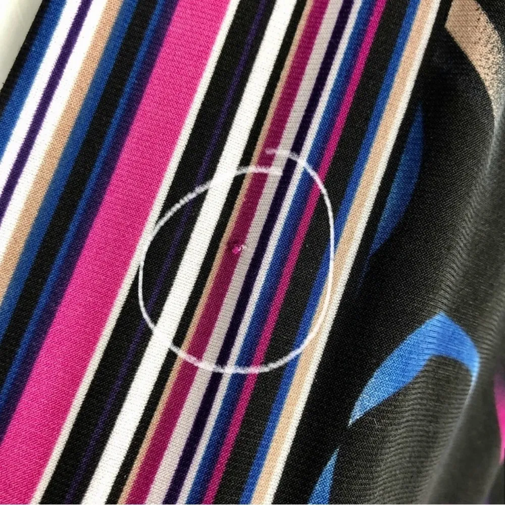 Bisou Bisou mini dress cap sleeve V neck geo print. Size: 4 - Image 10