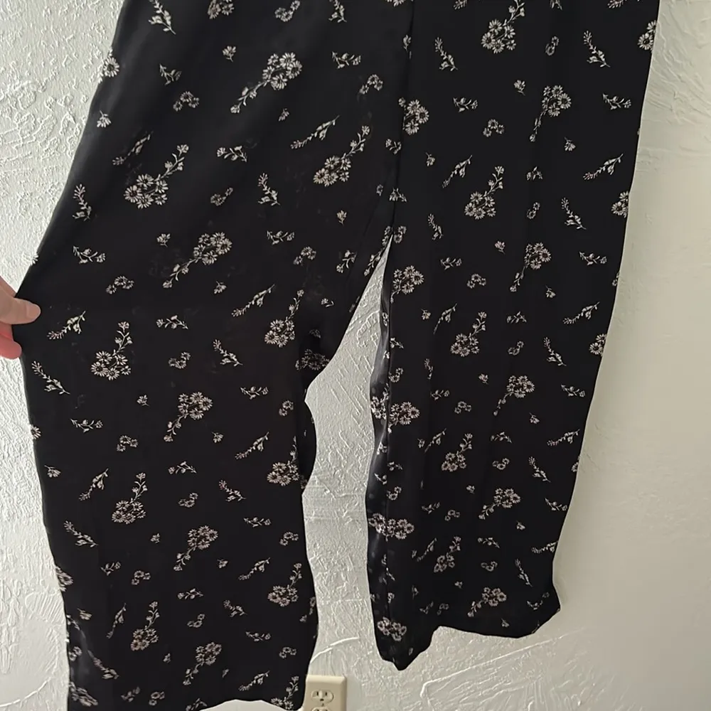 Satin dainty floral ruffle sleeve-less pantsuit - Image 3